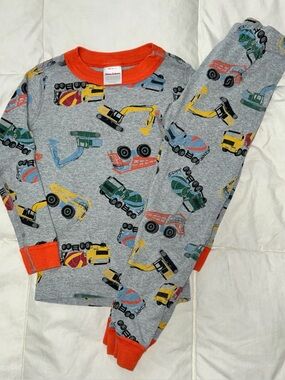 Hanna Andersson organic cotton pajamas with construction vehicles design sz 4